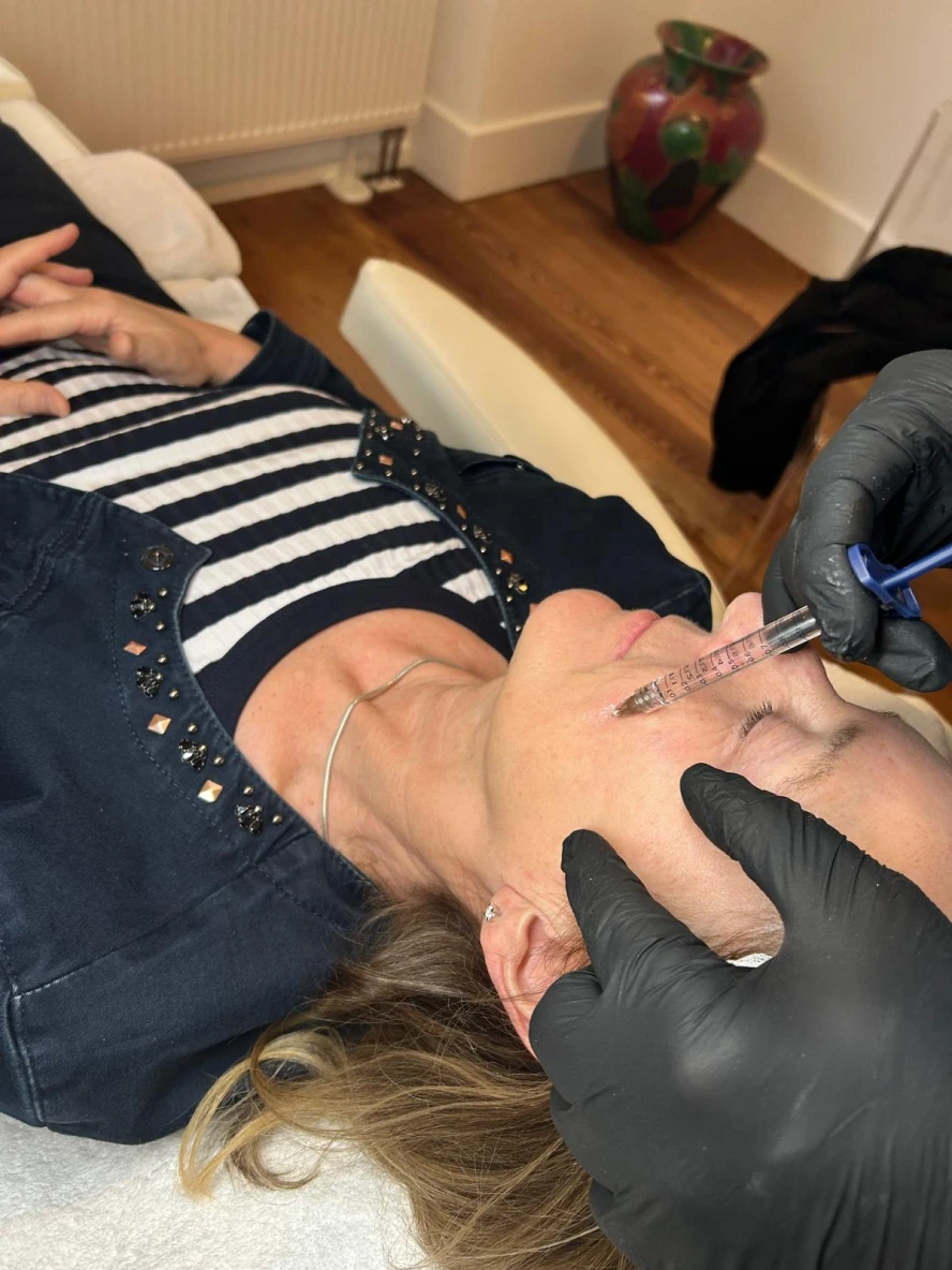 Ästhetische Injektionsbehandlung im Wangenbereich bei Bodywise