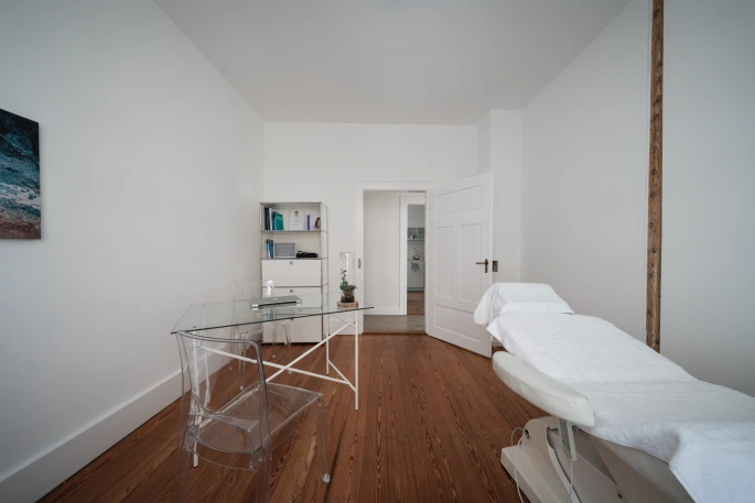 Medical examination before an aesthetic treatment